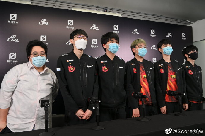 星空体育首页FPX带队取胜！，Doinb重要时刻出色发挥观众掌声雷动(fpxpdd)