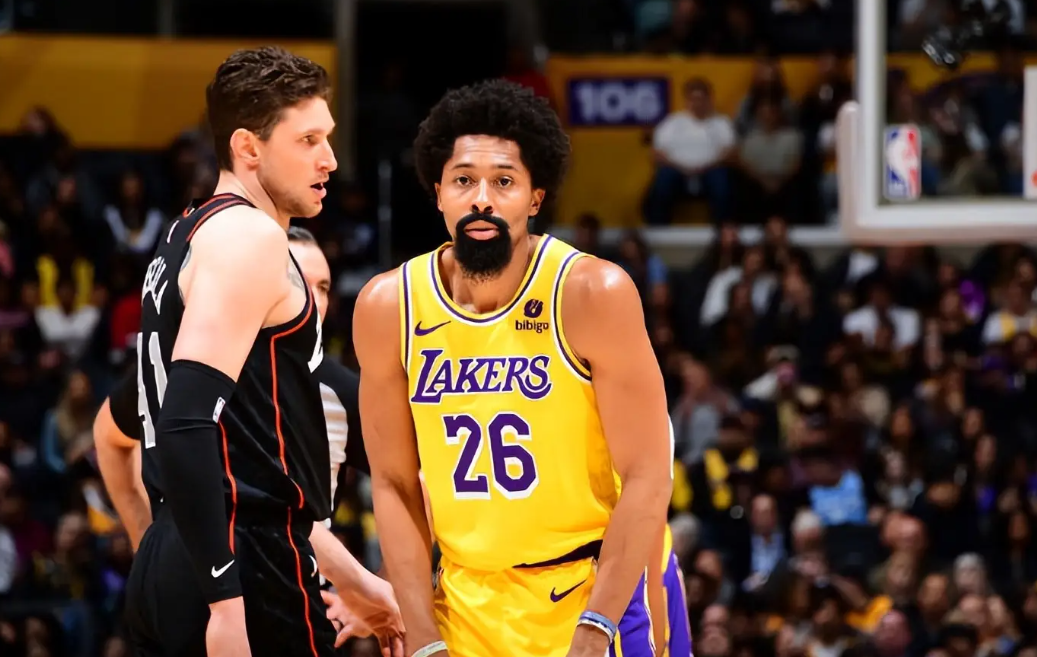 星空体育莱万多夫斯基新星重要助攻表现突出，湖人前途光明！引发球迷热议的简单介绍