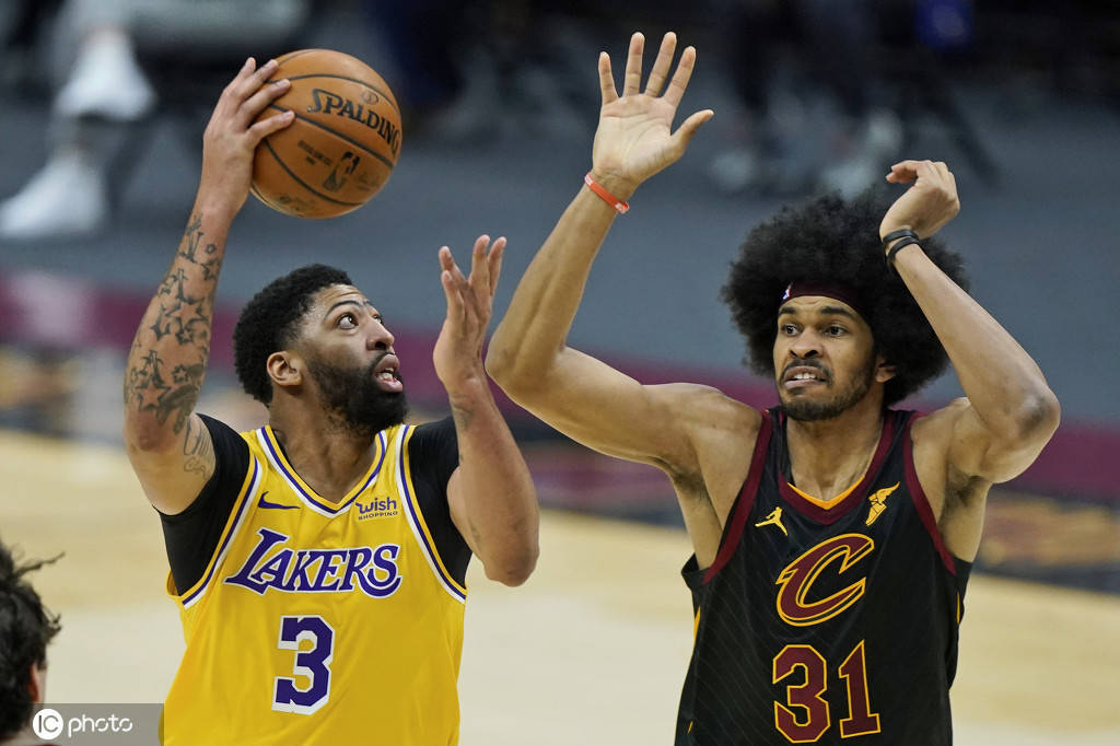 关于清晨达拉斯独行侠调整名单以备欧超杯；手感冰凉环节打磨；引发热议；临场指挥获称赞的信息